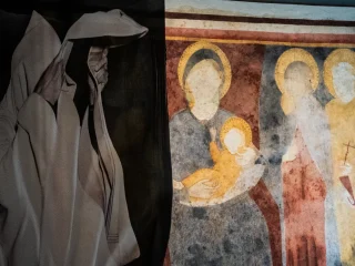 Affresco trecentesco proveniente da una cappella adiacente al Duomo di Pordenone. Immagine che mostra la Madonna in trono con il Bambino in grembo mentre lo allatta vicino ai santi. A sinistra un'opera su seta di Olivia Arthur, esposta in occasione di una mostra temporanea.