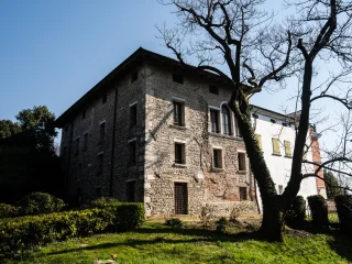Complesso architettonico composto da più edifici risalenti a diverse epoche storiche. Situato all'interno di un parco, circondato dal verde.