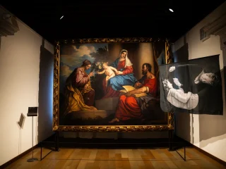 Sala espositiva con un grande dipinto a tema religioso del Padovanino, incorniciato in oro. L’opera ritrae La tela raffigura la Vergine con Gesù Bambino in braccio e, alla sua destra, l'allegoria della Giustizia inginocchiata con i tradizionale attributi: la spada e la bilancia, mentre alla sinistra si trova San Marco nella sua duplice veste di patrono della città ed emblema del Dominio Veneto. Sulla destra un'opera in seta di Olivia Arthur, esposta in occasione di una mostra temporanea.