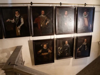 Parete dello scalone con otto ritratti dipinti a olio, con cornici originali ed appesi ad un bastone di ottone, disposti su due file. I dipinti rappresentano alcuni personaggi della famiglia Ricchieri vissuti in epoche diverse, ma ritratti da pittori friulani e veneti del '600. In basso a sinistra è visibile una parte dello scaline in pietra con corrimano scolpito.