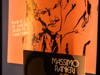 Disco-Grafica: le copertine dei dischi disegnate dai maestri del fumetto che presenta vinili illustrati da Andrea Pazienza, Tanino Liberatore, Milo Manara, Hugo Pratt, Guido Crepax e altri, con copertine per artisti come P.F.M., Paolo Conte, Sergio Endrigo, Roberto Vecchioni, Ivan Graziani, ecc.
