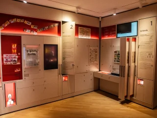 Le sale interattive del Palazzo del Fumetto sono progettate per coinvolgere attivamente il visitatore. Il museo si basa infatti sull’interattività: le ante espositive si possono aprire per scoprire all’interno le tavole originali, che in questo modo vengono anche protette dalla luce, garantendone la conservazione. I cassettoni sono estraibili e contengono spesso oggetti legati al mondo del fumetto, mentre i pannelli esplicativi possono essere girati: da un lato presentano i testi in italiano, dall’altro in inglese. Sono inoltre presenti schermi interattivi che permettono sia di giocare tramite quiz, sia di approfondire i contenuti grazie a scansioni di tavole e pubblicazioni storiche, oltre a video dedicati al mondo del fumetto.
