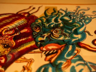Dettaglio di un'iIllustrazione originale di Andrea Pazienza e Vincenzo Sparanga, intitolata Dei padri della pittura mai vista. Realizzata nel 1985, per la rivista frizzer n.2 del maggio 1985. Raffigura un mostro blu al centro con denti aguzzi, bocca grande, lingua fuori che guarda a sinistra un altro mostro dai toni rossi e gialli.
