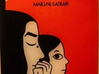 Copertina del libro Persepolis di Marjane Satrapi.la graphic novel autobiografica con cui Marjane Satrapi ha esordito nel mondo del fumetto. Pubblicata in Francia da L’Association, è diventata un’opera di riferimento a livello internazionale, tradotta in numerose lingue e capace di raggiungere anche un pubblico non abituale del fumetto. L’opera racconta in prima persona l’infanzia dell’autrice nell’Iran post-rivoluzionario e il successivo esilio in Europa.