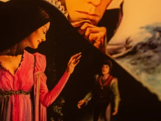 Dettaglio della copertina illustrata del volume dal titolo ‘Shakespeare a fumetti’ di Gianni De Luca. L’illustrazione mostra le tre storie a fumetti ispirate a drammi teatrali di William Shakespeare (La tempesta, Amleto e Romeo e Giulietta)
