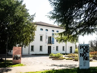 A pochi passi dal centro di Pordenone, il Palazzo del Fumetto unisce Parco Galvani, l’ottocentesca Villa Galvani e la moderna Galleria Armando Pizzinato, offrendo ai visitatori sale espositive, un auditorium, un’aula didattica, una terrazza, un bookshop e il primo deposito climatizzato in Italia dedicato alla conservazione delle opere a fumetti. Un polo culturale di circa 2000 metri quadrati che si configura come uno dei principali luoghi italiani dedicati al mondo dei comics. Il museo è all'interno di un parco cittadino, immerso nel verde.