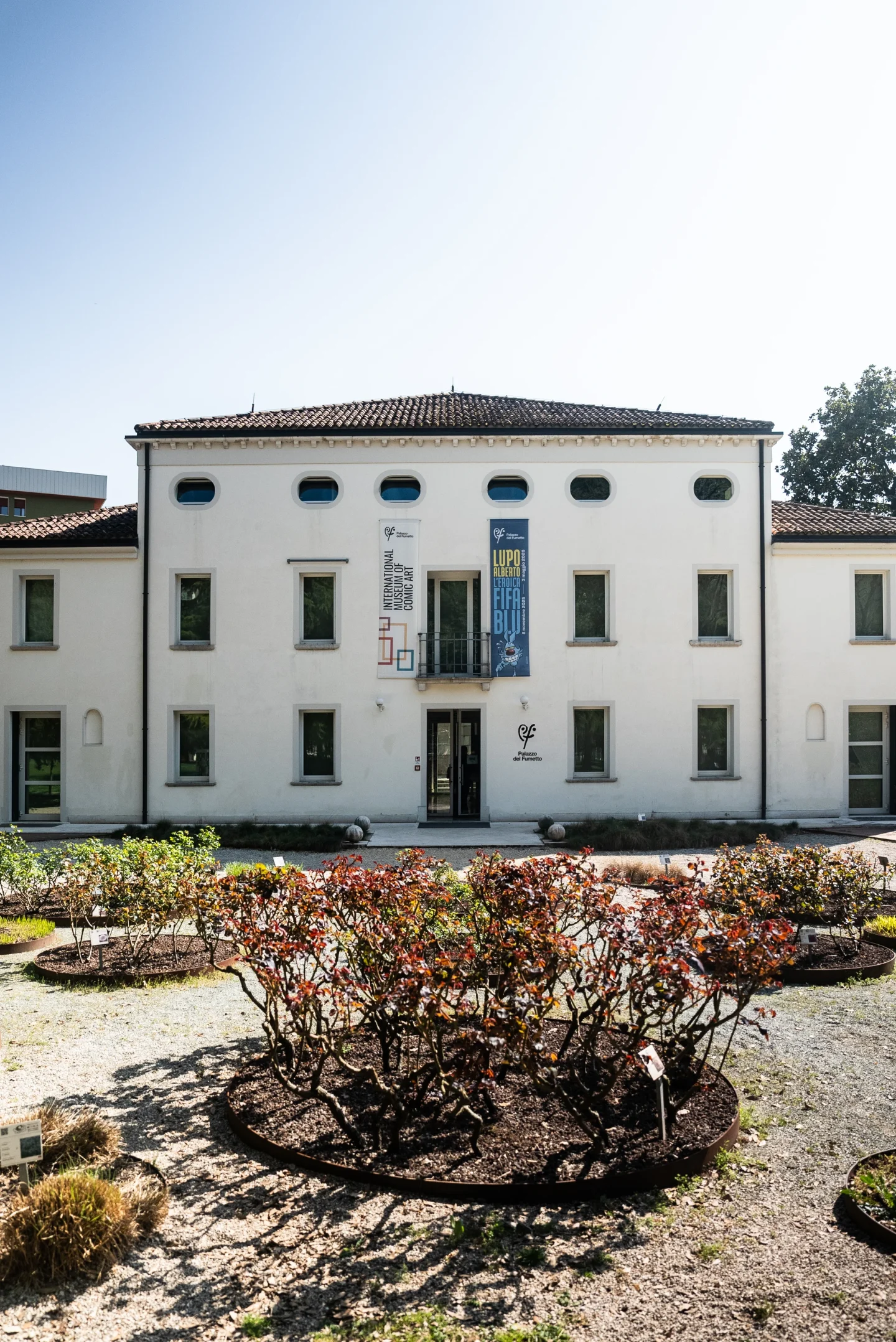 A pochi passi dal centro di Pordenone, il Palazzo del Fumetto unisce Parco Galvani, l’ottocentesca Villa Galvani e la moderna Galleria Armando Pizzinato, offrendo ai visitatori sale espositive, un auditorium, un’aula didattica, una terrazza, un bookshop e il primo deposito climatizzato in Italia dedicato alla conservazione delle opere a fumetti. Un polo culturale di circa 2000 metri quadrati che si configura come uno dei principali luoghi italiani dedicati al mondo dei comics.
