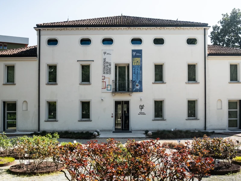 A pochi passi dal centro di Pordenone, il Palazzo del Fumetto unisce Parco Galvani, l’ottocentesca Villa Galvani e la moderna Galleria Armando Pizzinato, offrendo ai visitatori sale espositive, un auditorium, un’aula didattica, una terrazza, un bookshop e il primo deposito climatizzato in Italia dedicato alla conservazione delle opere a fumetti. Un polo culturale di circa 2000 metri quadrati che si configura come uno dei principali luoghi italiani dedicati al mondo dei comics.