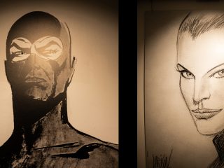 Due illustrazioni in bianco e nero esposte al Museo del Fumetto di Pordenone, ritraenti i celebri personaggi Diabolik ed Eva Kant.