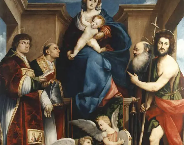 Dipinto a olio su tela di grandi dimensioni raffigurante la Madonna col Bambino in trono, circondata da quattro santi e due angeli musicanti alla base. La Vergine indossa una veste rossa e un manto blu scuro; il Bambino, in piedi sulle sue ginocchia, solleva la mano in segno di benedizione. A sinistra compaiono un santo in ricche vesti liturgiche rosse e dorate e un vescovo; a destra un santo anziano con la barba bianca e San Giovanni Battista con la croce di canna. In basso, due piccoli angeli alati suonano un liuto e un tamburello.