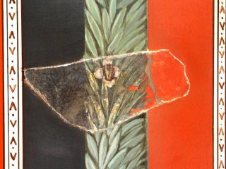 Primo piano di un dettaglio di affresco romano. La composizione è divisa verticalmente: a sinistra uno sfondo nero e a destra uno rosso intenso, separati da una fascia centrale dipinta con un motivo di foglie verdi. Sopra le foglie è visibile un frammento irregolare di intonaco antico, che rivela un fiorellino dipinto. Due bordi bianchi con un motivo decorativo a 'V' e puntini incorniciano la scena ai lati.