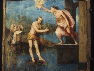 L'immagine mostra un dipinto a olio su tavola di forma leggermente centinata (curva), che rappresenta la scena biblica del Battesimo di Cristo. L'opera è caratterizzata da uno stile che rimanda al Rinascimento veneziano, con una particolare attenzione alla fusione tra figure e paesaggio attraverso il colore.