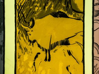 Dettaglio della tavola Quasi Fumetto di Davide Toffolo che mostra una scena di arte rupestre preistorica stilizzata. La sezione centrale del pannello è di colore giallo brillante e presenta l'illustrazione a linea nera di un grande bisonte in piedi su una parete di caverna. L'animale è rivolto a sinistra e reso con un contorno netto. Sotto il bisonte, l'area è piena di impronte di mani stencilate e più piccole, stilizzate in nero e giallo su uno sfondo giallo più scuro. Sopra il bisonte, sono disegnate linee e tratti grafici scuri, che suggeriscono la roccia e la texture della caverna.