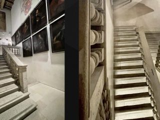 Immagine divisa in due parti che mostra lo scalone monumentale del palazzo storico Ricchieri. A sinistra, una vista grandangolare della scalinata in pietra con balaustra scolpita, alle cui pareti sono appesi numerosi ritratti degli esponenti più illustri della famiglia Ricchieri con cornici originali. A destra, un dettaglio ravvicinato e verticale della stessa scala, che enfatizza la geometria dei gradini e degli elementi architettonici della balaustra sotto una luce soffusa.