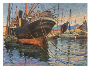 Un dipinto a olio che raffigura la poppa di una grande nave scura ormeggiata in un porto, resa con pennellate corte e dense tipiche del puntinismo o del divisionismo. La nave domina la parte sinistra della composizione, mostrando uno scafo nero con una sezione inferiore rosso ruggine che si riflette nell'acqua increspata. Diverse cime da ormeggio tagliano diagonalmente la superficie del mare in primo piano. Sulla destra si vedono altre imbarcazioni più piccole con alberi sottili e vele scure, mentre sullo sfondo appare una costa con edifici dai toni caldi e colline azzurre sotto un cielo luminoso, striato di rosa e arancione tipici del tramonto. I colori sono vividi, con forti contrasti tra i blu profondi dell'acqua e i riflessi dorati della luce. In basso a sinistra è presente la firma dell'artista "M. PUCCINI", mentre in basso a destra, esternamente al quadro, appare il numero "82" in azzurro.