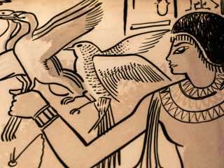 Dettaglio della tavola Quasi Fumetto di Davide Toffolo. Il particolare riprende lo stile iconografico dell'Antico Egitto. La scena, resa con linee nere nette su uno sfondo color sabbia leggermente granuloso, raffigura una figura umana di faraone e diversi volatili.