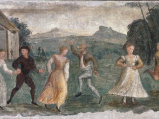 Un affresco rinascimentale raffigura tre coppie di ballerini in abiti d'epoca che si muovono su un prato verde. A sinistra, una donna in abito bianco tiene la mano di un uomo in nero. Al centro, una coppia balla con la donna che indossa un abito giallo e l'uomo che indossa un giubbotto marrone. A destra, un'altra coppia si sposta verso destra con la donna che indossa un abito bianco e l'uomo che indossa un giubbotto giallo. Una struttura simile a una stalla è visibile a sinistra e colline aspre sono visibili sullo sfondo. I bordi dell'affresco sono irregolari e logori.