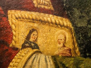 Dettaglio macro Dettaglio della pala d’altare di Giovanni Antonio de’ Sacchis detto il Pordenone proveniente dalla Chiesa parrocchiale dei Santi Ilario e Taziano, nella frazione Torre che mostra un fregio dorato ricamato sulla veste di un santo. All'interno di una cornice rettangolare a rilievo sono raffigurate due piccole figure sacre: a sinistra una donna con velo scuro e a destra un uomo anziano con barba bianca e aureola. La pennellata è densa e materica, con un evidente effetto di craquelure (piccole crepe sulla superficie) che testimonia l'antichità dell'opera.