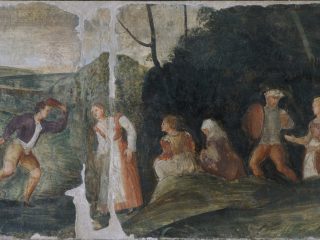 Un dettaglio di un affresco antico che mostra un gruppo di persone in un ambiente rurale. La scena è divisa idealmente in due parti da un'ampia lacuna dell'intonaco al centro: A sinistra: Un giovane uomo è ritratto in un movimento dinamico, quasi di corsa, mentre solleva un braccio sopra la testa tenendo quello che sembra un cappello o un piccolo disco rosso. Indossa una giubba viola e pantaloni corti ocra. Accanto a lui, una donna in un lungo abito arancione e bianco osserva la scena. A destra: Davanti a un fitto bosco scuro, alcune figure sono sedute o in piedi. Si distinguono due donne sedute a terra, una figura maschile che sembra indossare una sorta di armatura leggera o un farsetto grigio con uno scudo circolare, e una donna in piedi sulla destra che gesticola verso di lui. Lo sfondo presenta colline dolci sotto un cielo chiaro e velato. Il dipinto mostra evidenti segni di deterioramento storico, con graffi, crepe e una texture granulosa dovuta al tempo, tipica della pittura murale antica. La gamma cromatica è composta da toni naturali: verdi profondi, terre bruciate, arancioni spenti e grigi.