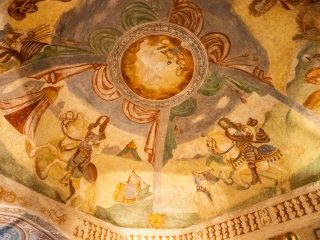 Affresco decorativo su una volta a cupola che abbellisce la sala centrale del piano terra. Al centro, un medaglione circolare incorniciato da stucchi mostra un cavallo e una serie di figure che si affacciano. Attorno ad esso, la volta è divisa in spicchi da finti tendaggi colorati (rosa e verde). In ogni spicchio sono raffigurati cavalieri in armature d'epoca barocca su cavalli bianchi, impegnati in scene di battaglia o parata in un paesaggio collinare con tende da campo. Alla base, corre una finta balaustra dipinta. La raffigurazione celebra la vittoria sui Turchi a Vienna nel 1683.