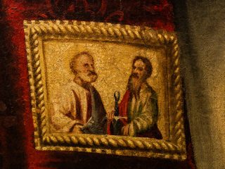 Dettaglio macro Dettaglio della pala d’altare di Giovanni Antonio de’ Sacchis detto il Pordenone di un inserto dorato sulla veste di un santo. All'interno di una cornice a rilievo che simula una treccia dorata, sono dipinte due figure maschili: a sinistra un uomo con barba corta che regge delle chiavi (San Pietro), a destra un uomo con barba lunga e scura che impugna una spada (San Paolo). La pittura è caratterizzata da una fitta rete di crepe superficiali (craquelure).
