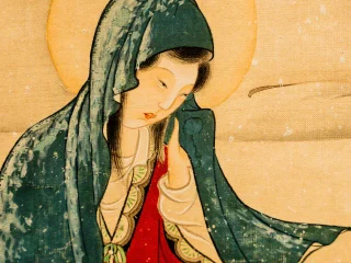 Un'illustrazione in stile tradizionale dell'Asia orientale che raffigura la Madonna immersa in un paesaggio innevato. La figura è avvolta in un ampio mantello ceruleo che le copre il capo, sotto il quale indossa una veste rossa e bianca finemente decorata. Dietro la testa splende un grande nimbo dorato circolare. La donna ha un'espressione dolce e assorta mentre osserva la neve che cade, resa con piccoli tocchi bianchi su tutto il dipinto. Sullo sfondo si intravedono alberi spogli coperti di neve, realizzati con tratti minimalisti. L'opera unisce l'iconografia cristiana classica con l'estetica e le tecniche pittoriche orientali. Disegno acquarellato della collezione del cardinale friulano Celso Benigno Luigi Costantini.
