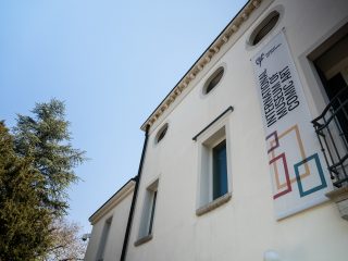Facciata esterna del Palazzo del Fumetto di Pordenone (PAFF! International Museum of Comic Art). L'edificio ha un'architettura classica e si trova all'interno di un parco.