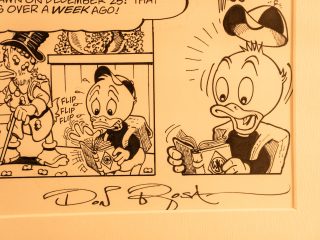 Un disegno a china in bianco e nero su carta color crema, che mostra tre vignette sequenziali con protagonisti i personaggi dei fumetti Disney, realizzato dal celebre autore Don Rosa. Nella vignetta a sinistra: Sullo sfondo, lo zione Paperone cammina verso sinistra con il suo bastone e il cappello a cilindro. In primo piano, uno dei nipotini (Qui, Quo o Qua) consulta con aria concentrata il "Manuale delle Giovani Marmotte". Accanto al libro appaiono le onomatopee "FLIP FLIP FLIP", a indicare il rapido sfogliare delle pagine. Nella vignetta a destra: Un primo piano ravvicinato del nipotino che, dopo aver trovato l'informazione cercata, spalanca gli occhi e la bocca in un'espressione di estrema sorpresa ed entusiasmo. Il suo cappellino da Giovane Marmotta sobbalza sulla testa, circondato da linee di movimento che ne sottolineano lo stupore. In basso: Sotto i disegni, spicca la firma autografa dell'artista, "Don Rosa", tracciata con un tratto dinamico e fluido. Lo stile è quello classico e dettagliato di Don Rosa, caratterizzato da linee precise e una forte espressività dei personaggi.
